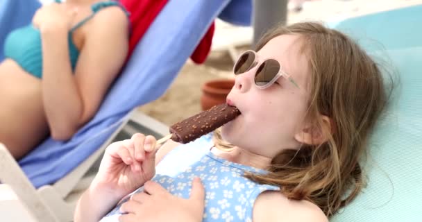Portrait Jolie Petite Fille Tenant Crème Glacée Chocolat Enfant Lunettes — Video