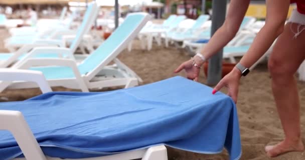 Ženské Ruce Zvednou Lehátko Pláži Pohodlný Odpočinek Pláži — Stock video