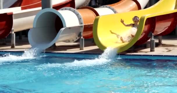 Šťastné Dítě Tobogánu Aquaparku Dětská Rekreace Dětském Bazénu Skluzavkách — Stock video