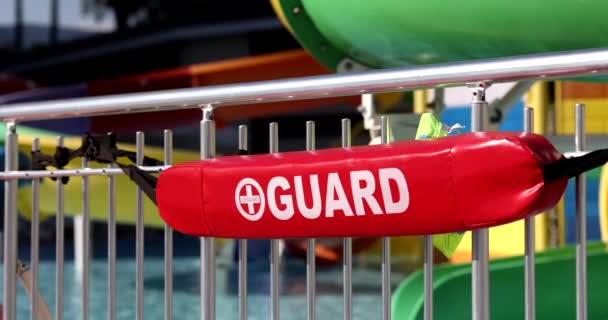 Lifeguard Czerwony Znak Przy Basenie Bezpieczeństwo Dzieci Dorosłych Basenie Parku — Wideo stockowe