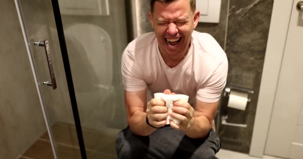Människan Sitter Toaletten Med Toalettpapper Och Lider Förstoppning Person Som — Stockvideo