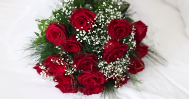 Kwiaty Czerwone Róże Bukiecie Cygańskiej Rotacji Zbliżenie Piękny Bukiet Ślubny — Wideo stockowe