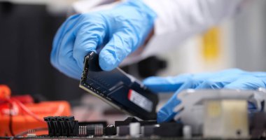 Yeni RAM ya da kişisel bilgisayar işlemcisinin hizmete girmesi. Bilgisayar donanımı güncelleme ve onarım