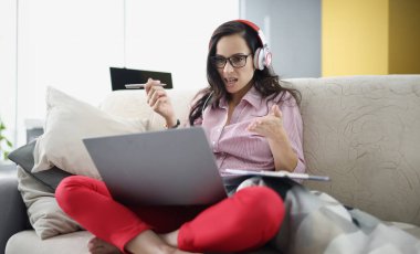 Kadın portresi sinirlenir, son teslim tarihini yakar, evden bilgisayarla uğraşır. Başarısız sınav, öğrenci, kötü not. Serbest meslek, uzak meslek, eğitim kavramı