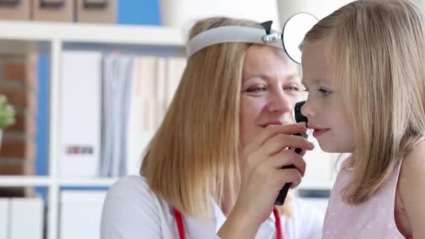 Ent Lekarz Reflektorem Czołowym Patrząc Ucho Dziewczynki Pomocą Otoskopu Film — Wideo stockowe