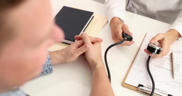 医生用4K胶卷慢动作测量病人的血压 动脉高血压概念的诊断与治疗 — 图库视频影像