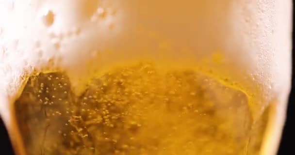Bílá Pěna Tekoucí Skleněné Číše Zlatým Pivem Detailní Film Zpomalený — Stock video