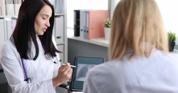 Donna Medico Mostrando Radiografia Dei Polmoni Tablet Digitale Paziente Film — Video Stock
