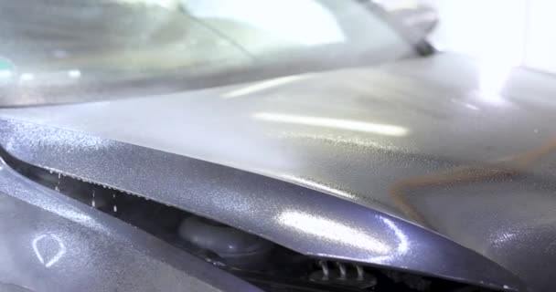 Prysznic Wody Wylewa Się Maskę Szarego Samochodu Zbliżenie Film Slow — Wideo stockowe