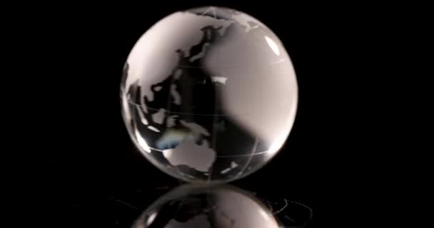 玻璃球与世界地图旋转在黑色背景4K电影 环境保护概念 — 图库视频影像