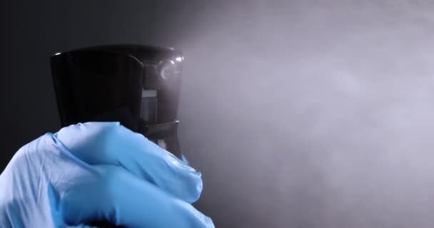 Tangan Sarung Tangan Karet Menekan Pistol Semprot Closeup Film Gerakan — Stok Video