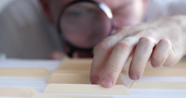 Hombre Buscando Documento Carpetas Usando Lupa Película Cámara Lenta Concepto — Vídeos de Stock