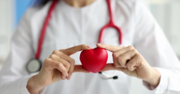 心脏科医生手握红玩具心脏 在诊所近距离拍摄4K片慢动作 捐赠概念 — 图库视频影像
