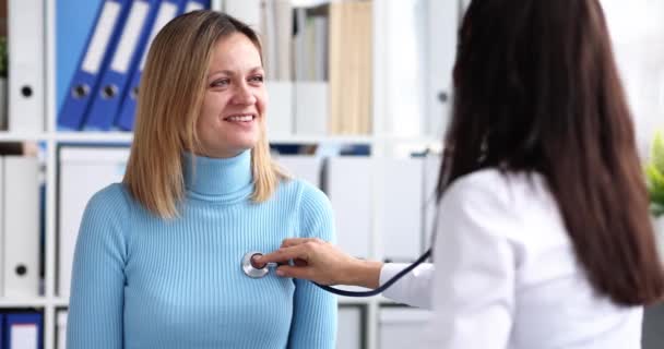 Arzt Therapeut Hört Mit Stethoskop Frau Patientin Klinik Film Zeitlupe — Stockvideo