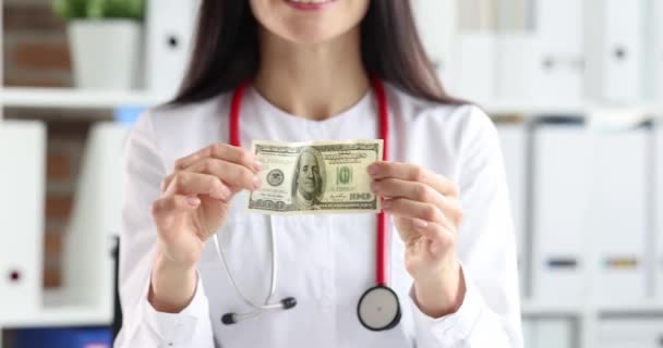 Mujer Médico Plegable Billete Dólar Poner Bolsillo Uniforme Primer Plano — Vídeo de stock