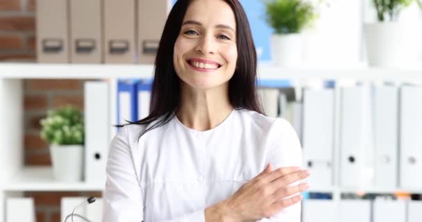 笑顔の女性医師彼女の腕の肖像画4K映画スローモーションを横断 医療コンサルティングの考え方 — ストック動画