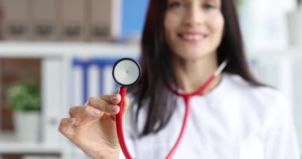 Femme Médecin Tenant Stéthoscope Rouge Clinique Gros Plan Film Ralenti — Video