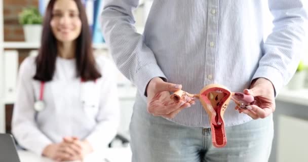 Femme Patiente Tenant Modèle Artificiel Utérus Des Ovaires Gynécologue Bureau — Video