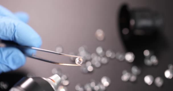 Bijutierul Care Deține Diamant Pensete Atelier Closeup Film Lent Mișcare — Videoclip de stoc