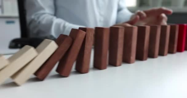 Kobieta Zatrzymuje Spadające Drewniane Klocki Ręcznym Film Slow Motion Nowe — Wideo stockowe
