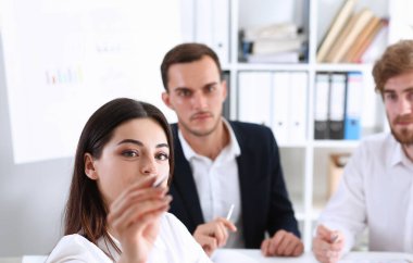 Güzel esmer kadın ile gümüş kalem ekran veya cam duvara bazı işaretleri olun. Taze görünüm tartışmak sorunu gözden geçirme durumu göz yeni açı mesleki eğitim faturası grafik veya çizelge kavramı