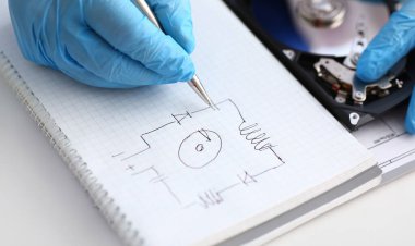 Mavi koruyucu eldiven erkek bir tamirci bir elektrik yazıcılar şematik gerçekleştirir, tanılama ve onarım sabit disk birimi inceliyor