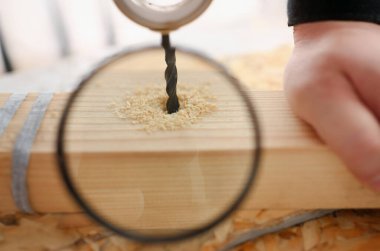 Düz matkap delik ahşap bar closeup içinde olun. DIY iş ilham geliştirme tamir dükkanı powersaw tezgah sanayi başlangıç işyeri fikir kariyer tıraş endüstriyel eğitim kavramı