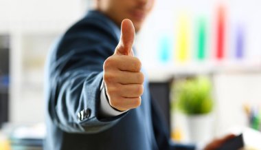 Erkek kol Tamam göster veya ofis portre konferans sırasında onaylayın. Üst düzey ve kalitede ürün teklif iyi sembolü ifade mükemmel arabuluculuk çözüm mutlu istemci yaratıcı Danışmanı katılmak