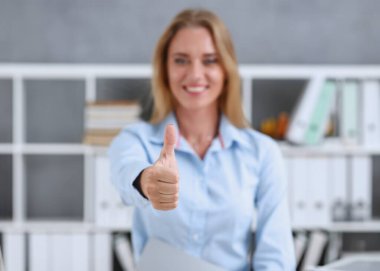 Kadın kol sırıtmak Tamam'ı veya onayı başparmak ile yaratıcı insanlar ofis portre. Yüksek düzey kalite ürün ciddi teklif konferans arabuluculuk çözüm Danışmanı katılım anlayışı