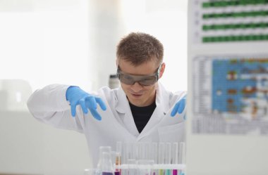 Çalışan kimyasal laboratuvar kimyager öğretmen besleyen bir sinsi planı çözüldü planları olması gereken ilginç bir kavram beklentisiyle bir haydut komplo şimdi.