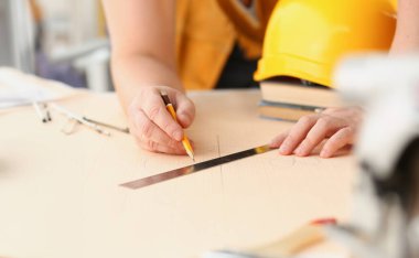 Silah alt yapı planı yapma kağıt closeup ölçekli. El ile iş DIY ilham iyileştirme iş düzeltme Dükkanı grafik sanayi başlangıç işyeri fikir tasarımcı kariyer endüstriyel eğitim