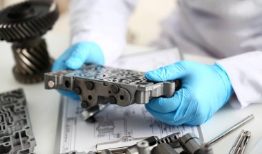 Hydroblock ayrıntılı tanılama ve tahminleri ayrıntılı test iletim closeup kurut otomatik şanzımanı otomatik Onarım Servisi tamirci mavi koruyucu eldiven elinde tutar.