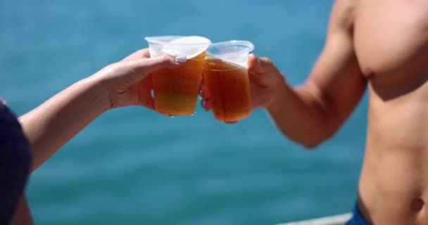 Teman Minum Bir Pantai Oleh Laut Selamat Dan Pesta Pantai — Stok Video
