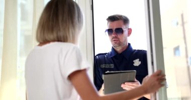Polis, kadın görgü tanığını evin önünde sorguluyor. Dedektif polis tanık ifadesi alıyor ve bir cinayeti ya da hırsızlığı araştırıyor.