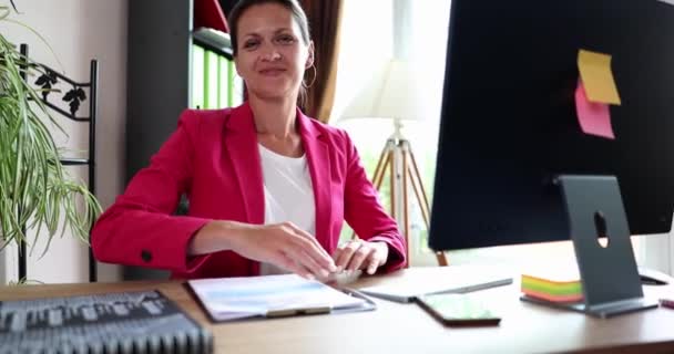 美しいビジネス女性はオフィスの職場で握手する準備ができています ようこそジェスチャーミーティングクライアントパートナー — ストック動画