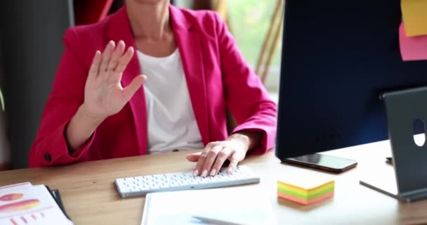 Exitosa Mujer Negocios Oficina Levantando Mano Gesto Bienvenida Consulta Aprendizaje — Vídeos de Stock