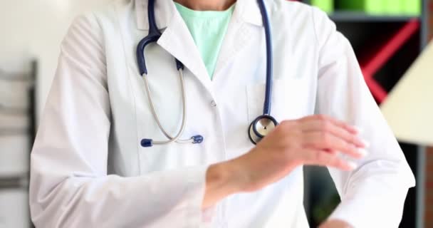 Doktorun Kolları Göğsünde Muayenehanede Bağlı Duruyor Tıbbi Yardım Danışmanlığı Sigortası — Stok video