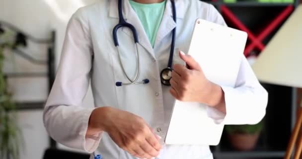 Ręka Lekarza Podkładką Klinice Kardiolog Terapeuta Stetoskopem Pracuje Klinice Ubezpieczeniu — Wideo stockowe