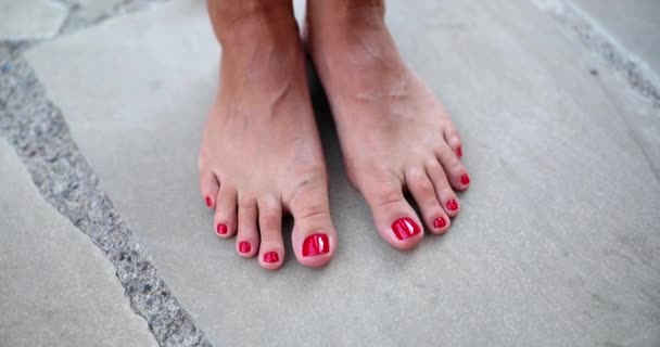 Piękne Zadbane Kobiece Nogi Czerwonymi Paznokciami Boso Kostki Brukowej Stopa — Wideo stockowe