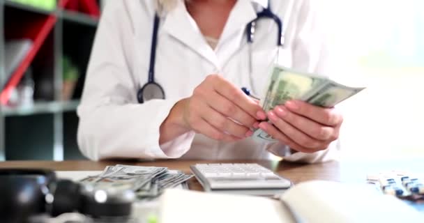 Доктор Вважає Долари Медичним Хабаром Злочинністю Обчислює Вартість Обстеження Лікарні — стокове відео