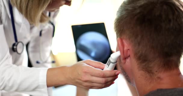 Otorhinolaryngolog Vyšetřuje Pacientovo Ucho Digitálním Otoskopem Test Sluchu Ušní Onemocnění — Stock video