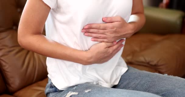 Mujer Que Sostiene Estómago Siente Malestar Dolor Problemas Salud Chica — Vídeo de stock