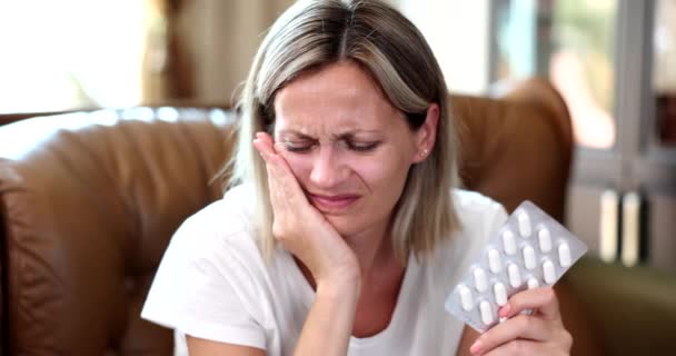 Mujer Poco Saludable Que Toma Analgésicos Que Sufren Dolor Muelas — Vídeos de Stock