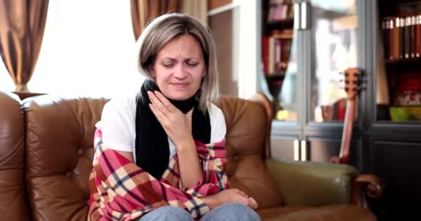 Mujer Enferma Infeliz Con Dolor Garganta Casa Problemas Salud Del — Vídeos de Stock