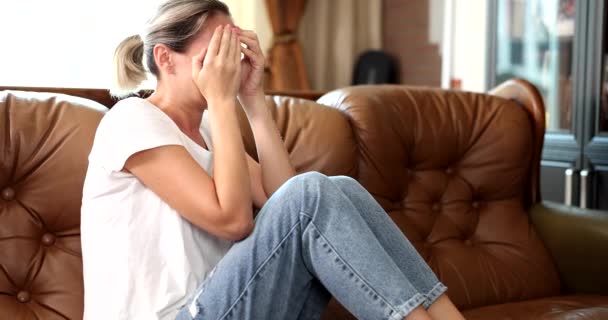 Mujer Sintiéndose Molesta Sentada Sofá Casa Triste Infeliz Frustrado Llorando — Vídeos de Stock