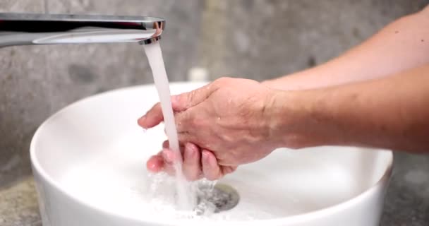 男人在浴室的特写镜头里洗手 个人卫生和洗手 — 图库视频影像