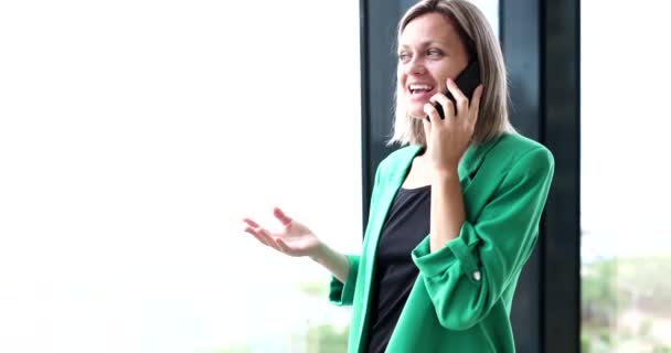 Schön Lächelnde Erfolgreiche Geschäftsfrau Kommuniziert Mit Partner Telefon Büro Abgelegene — Stockvideo