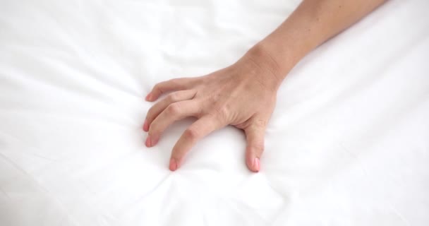 ホテルの白いベッドの上で女性のオーガズムサイン 親密なセックスライフと女性の性欲 — ストック動画