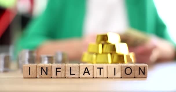 Barras Ouro Com Notas Dólar Texto Inflação Crise Económica Recessão — Vídeo de Stock