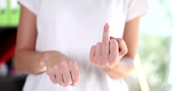Kadın Kırgınlık Küçümseme Işareti Olarak Orta Parmağını Yavaşça Kaldırır Ahlaksız — Stok video
